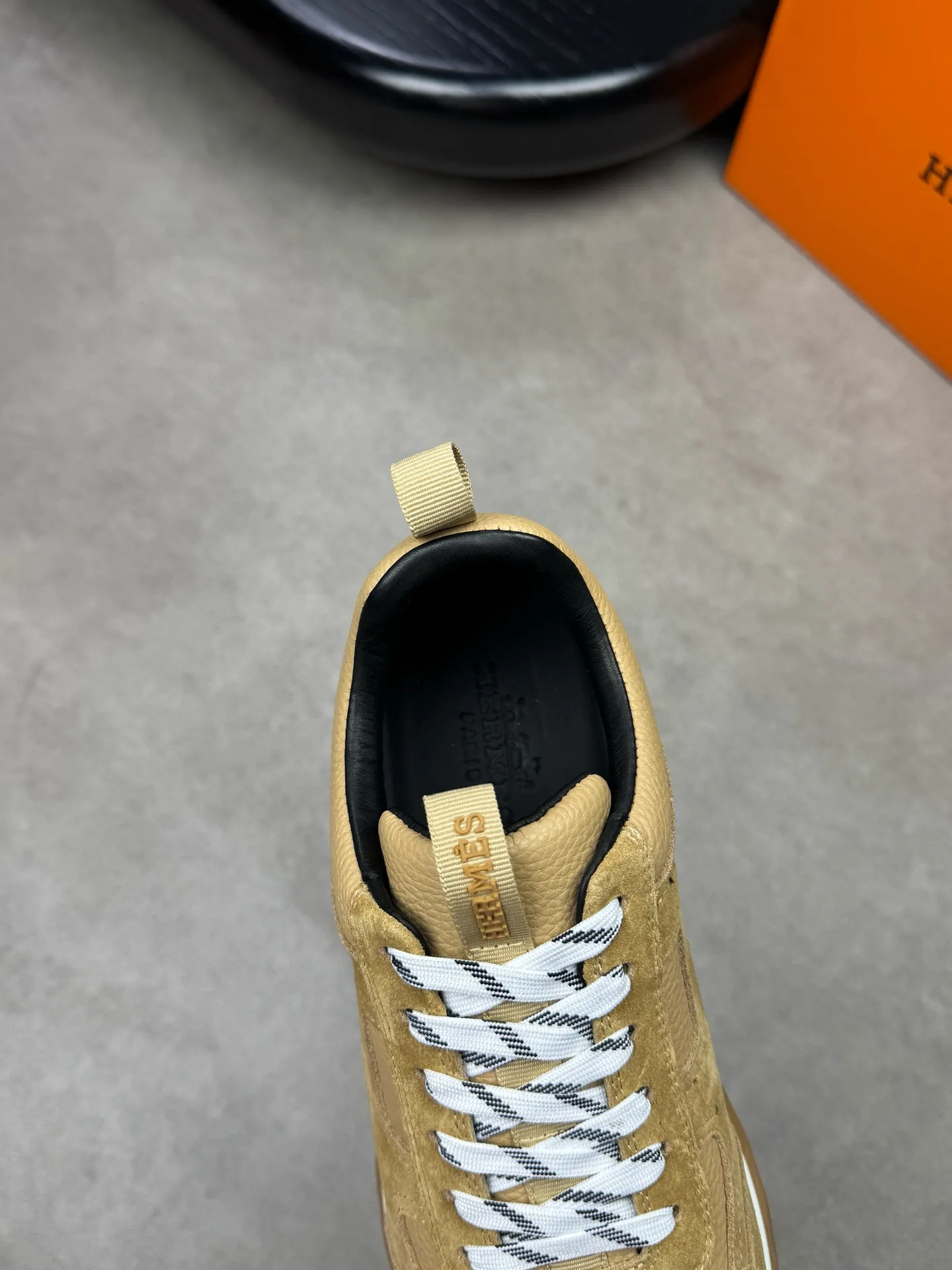 [HERMES] Hermes men's shoes 💰: 800💰 - High-end quality original items 🔍🔍🔍 casual sports shoes - Upper: 🔝 pebbled calfskin, suede calfskin, shoe body forged ´H´ totem, tongue webbing injection molded brand logo - Lining: brand canvas, foot pads; water-dyed cowhide -Outsole: Ultra-light T men's shoes 💰U foam; two-color molded outsole -Ultra-high quality control and fine workmanship: highlighted (high-end, extravagance, grade) -Size: 38-44 (45, can be customized)